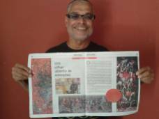O J.Moreno com o jornal Tribuna de Petrópolis.